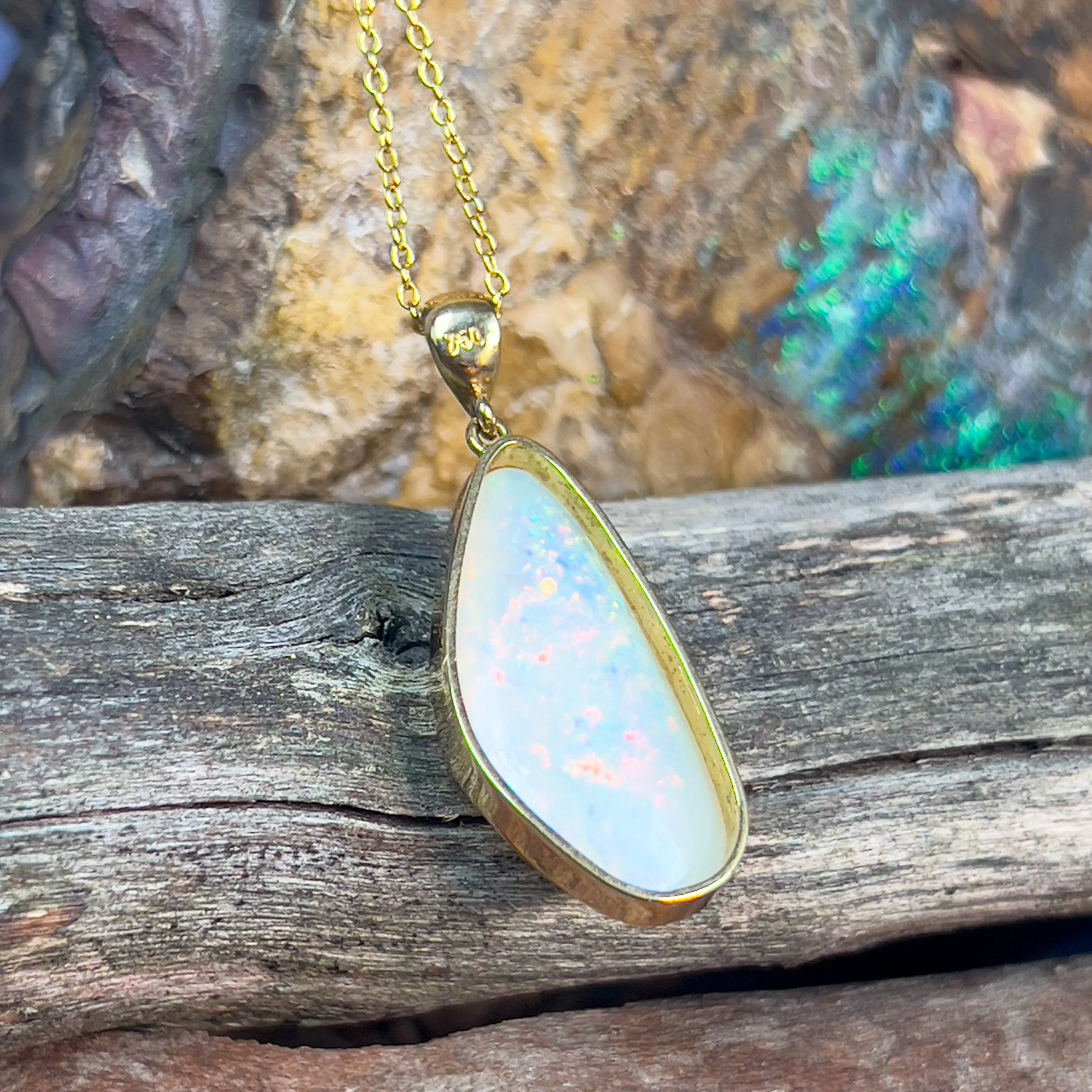 18kt Yellow Gold Light Opal multi colour 8.32ct pendant