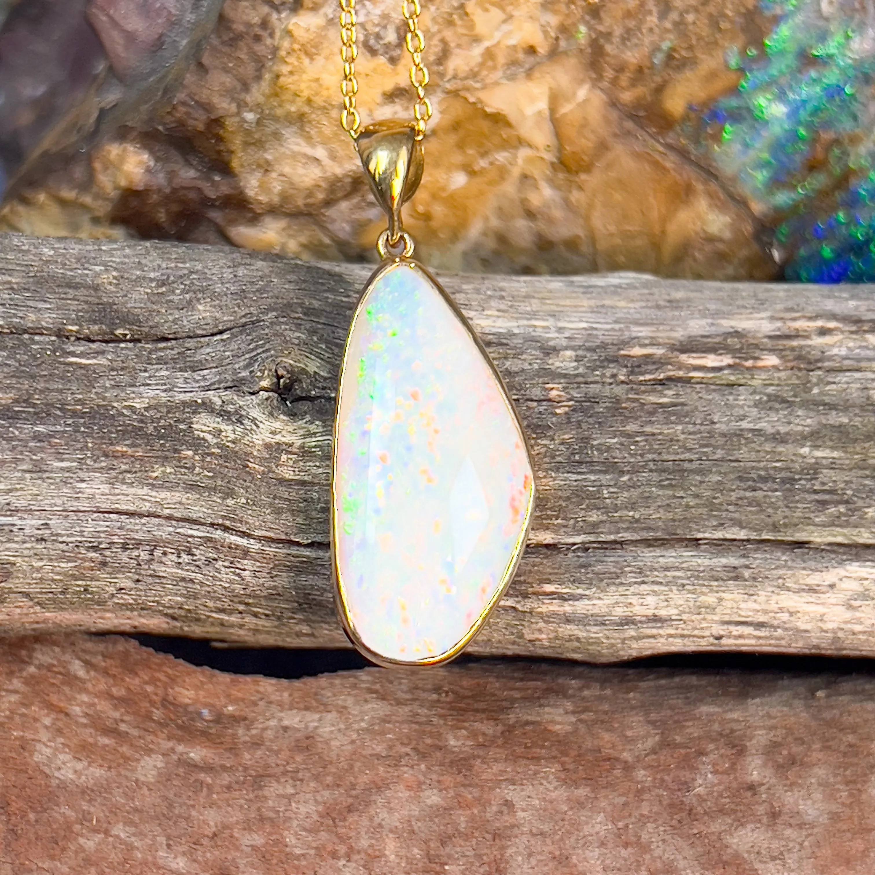18kt Yellow Gold Light Opal multi colour 8.32ct pendant