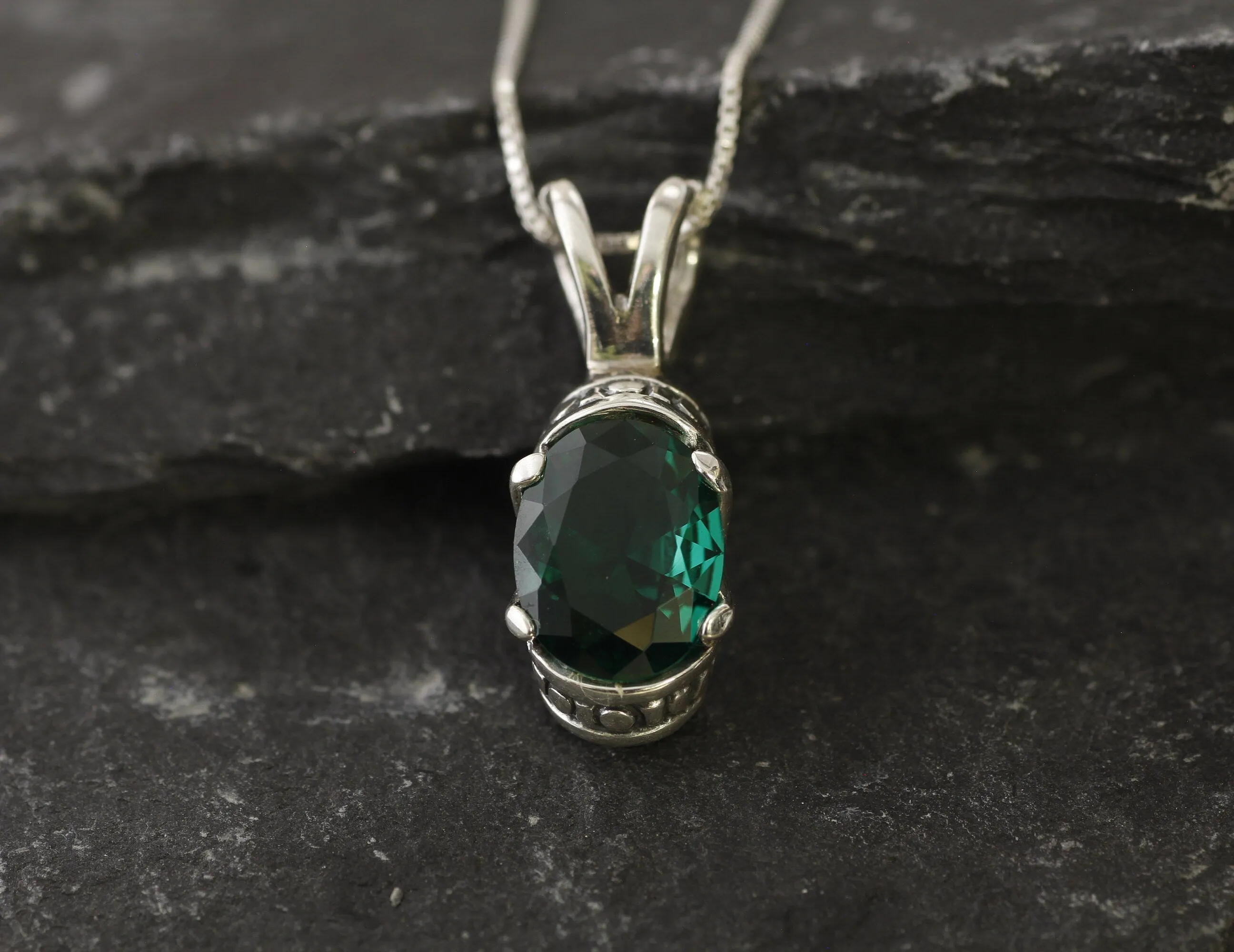 Boho Emerald Pendant - Green Tribal Necklace - Vintage Oval Necklace
