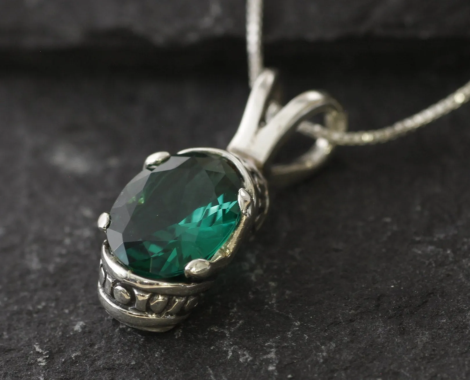 Boho Emerald Pendant - Green Tribal Necklace - Vintage Oval Necklace