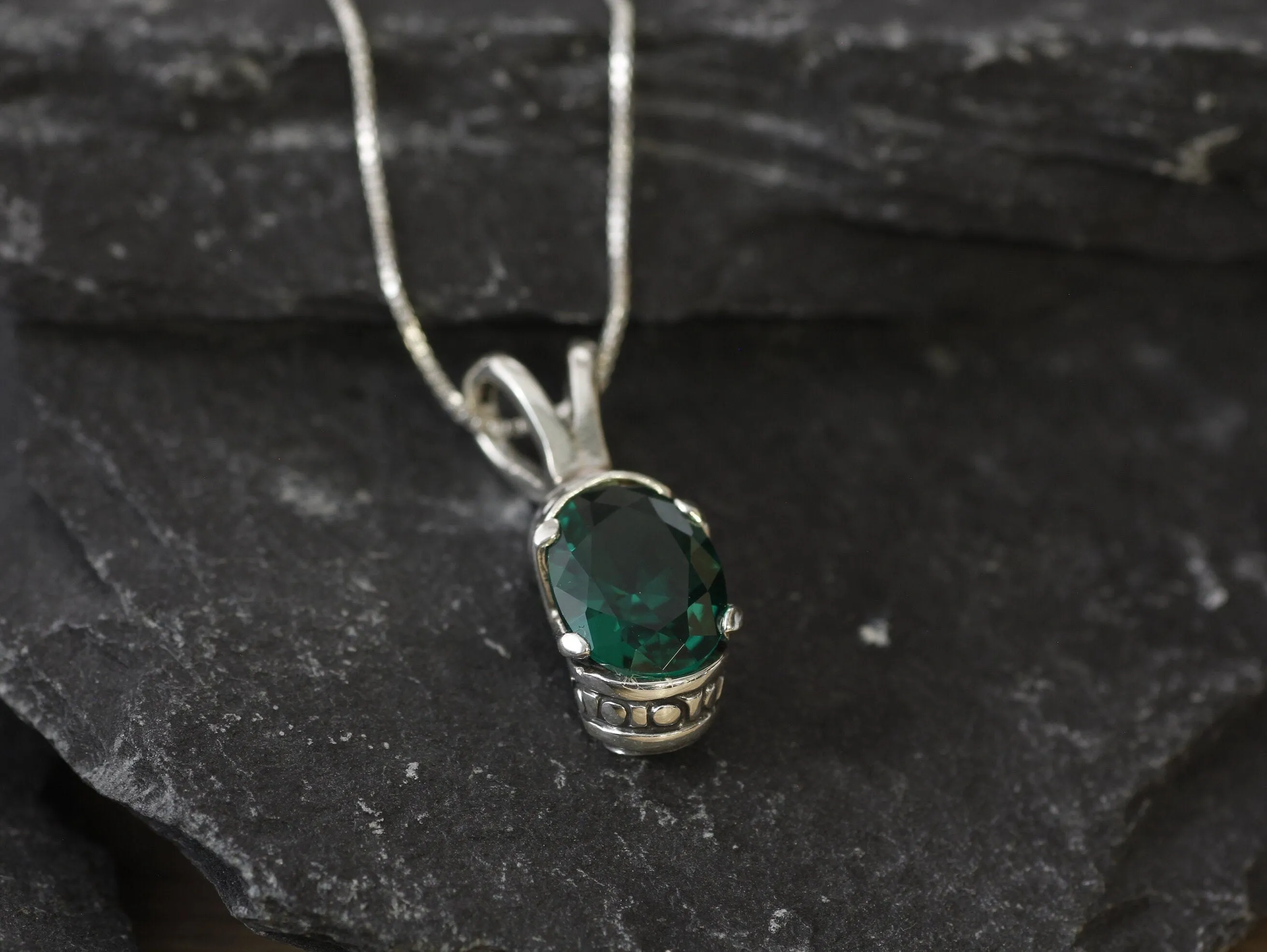 Boho Emerald Pendant - Green Tribal Necklace - Vintage Oval Necklace