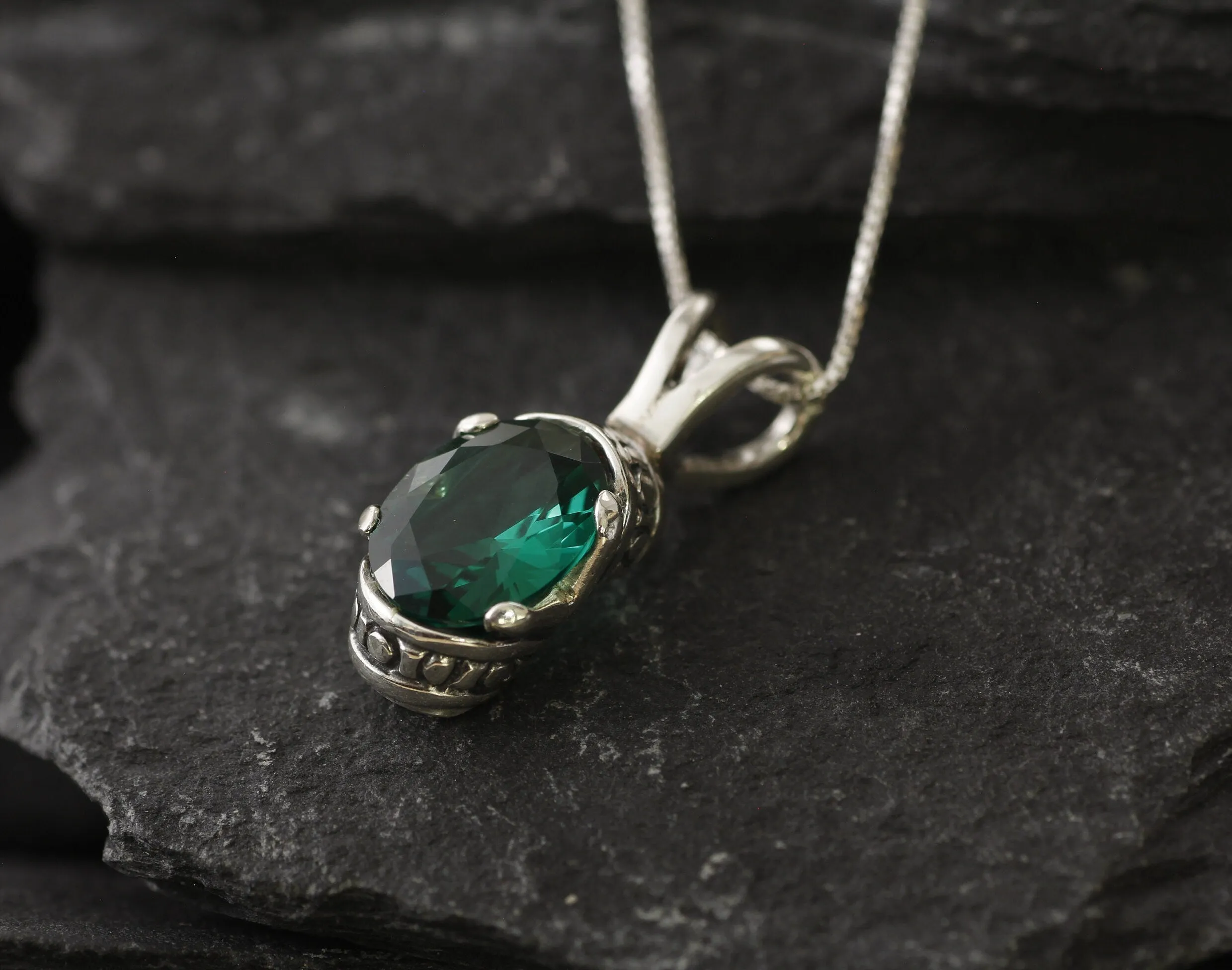 Boho Emerald Pendant - Green Tribal Necklace - Vintage Oval Necklace