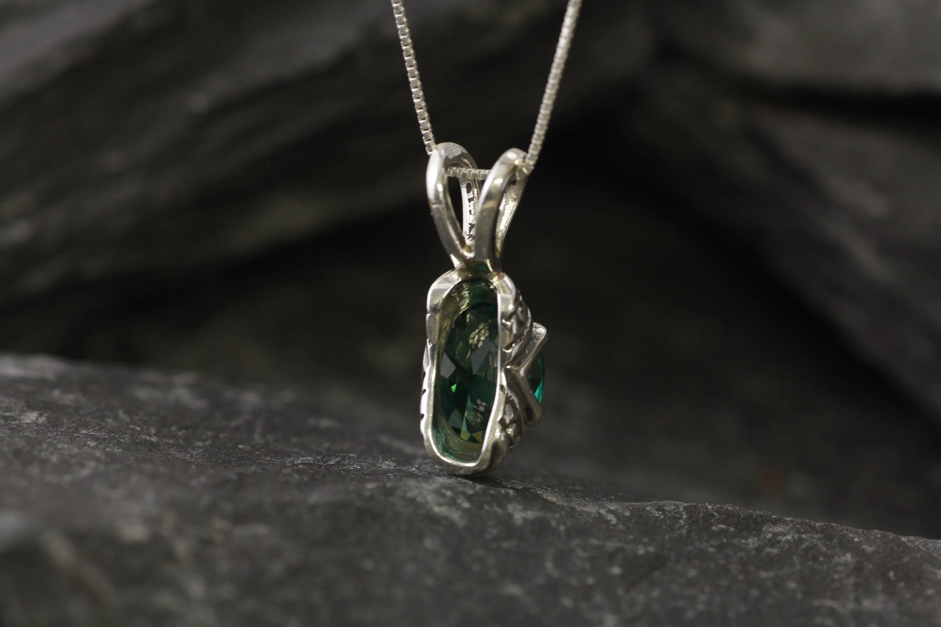 Boho Emerald Pendant - Green Tribal Necklace - Vintage Oval Necklace
