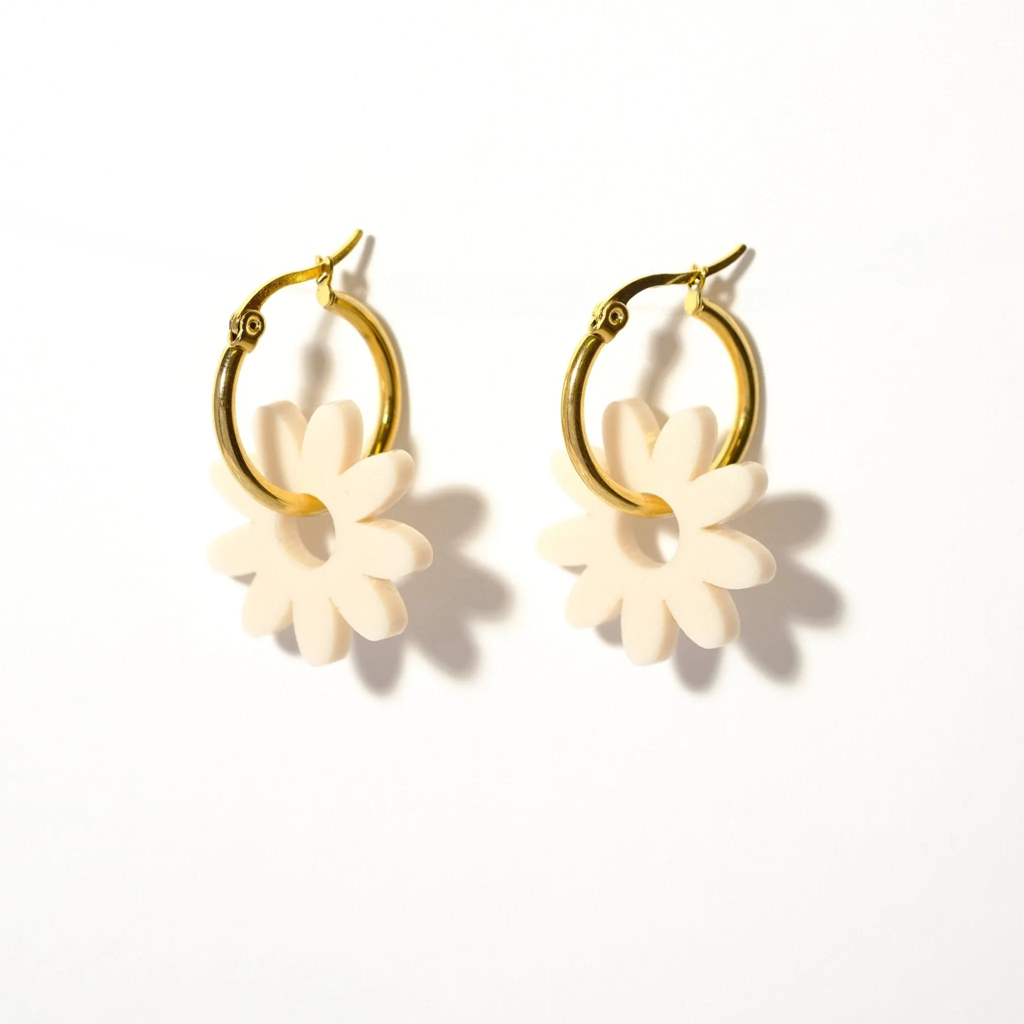 Marguerite daisy hoop earrings in linen white